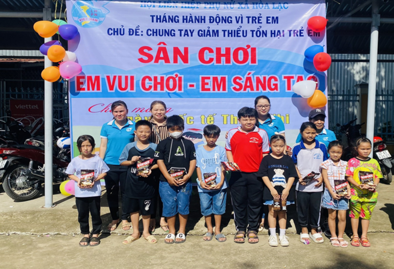 Ngày 1/6/2023 Hội LHPN xã Hòa Lạc tổ  chức sân chơi em vui chơi – em sáng tạo với chủ đề “ Chung tai giảm thiểu tổn hại trẻ em” cho hơn 60 em học sinh trên địa bàn xã tham gia.  Tại đây, các em học sinh được tham gia các hoạt động vui chơi như: Hát các bài về Bác Hồ, Bác Tôn, quê hương đất nước, và các trò chơi dân gian…tiếp theo đó là tô màu, vẽ tranh các em học sinh được cung cấp bút màu, bút sáp và giấy vẽ với những bức tranh vẽ sáng tạo về ngôi trường, trồng cây xanh, ô nhiễm môi trường…Ban tổ chức đã trao giải thưởng cho 10 bức vẽ đẹp nhất và phát nhiều phần quà, bánh cho các em tham gia các trò chơi… Sân chơi em vui chơi – em sáng tạo với chủ đề “ Chung tai giảm thiểu tổn hại trẻ em” là một trong những hoạt động trong tháng hành động vì trẻ em năm 2023, được Hội LHPN xã Hòa Lạc tổ  chức nhằm giúp các em học sinh trên địa bàn xã có dịp giao lưu học hỏi, chia sẻ trong học tập…đây cũng là sân chơi bổ ích trong những ngày nghĩ hè, góp phần giúp các em tránh xa các tệ nạn xã hội. 