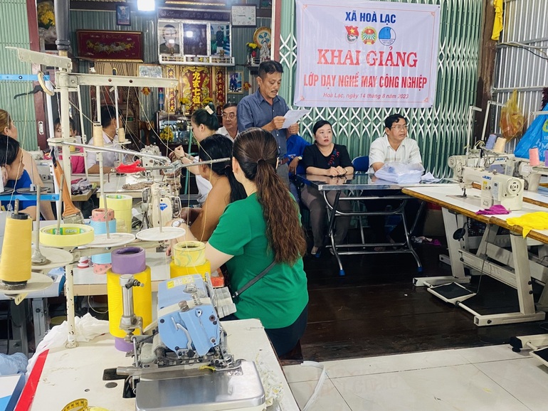 KHAI GIẢNG LỚP MAY CÔNG NGHIỆP