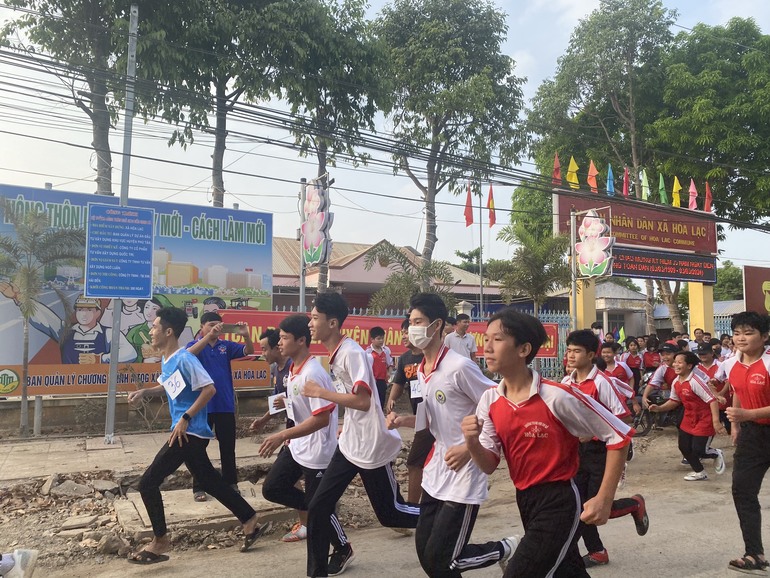 Lễ phát động ngày chạy olympic vì sức khỏe toàn dân xã Hòa Lạc năm 2024