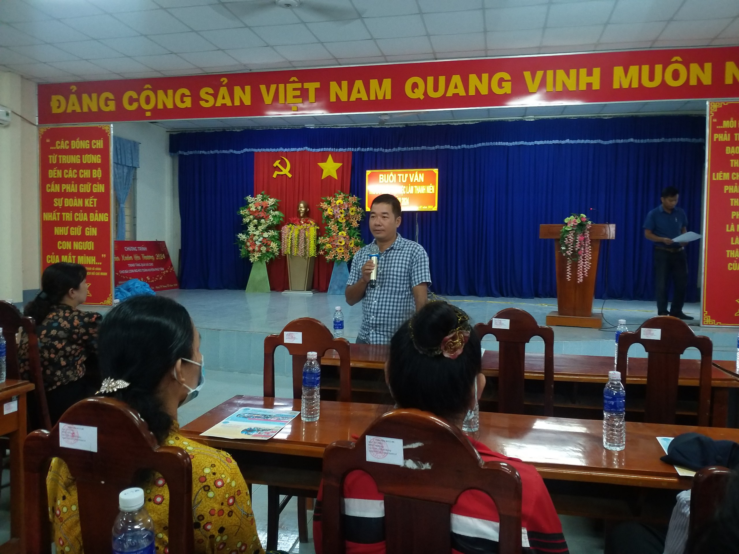 BUỔI TƯ VẤN TRƯỚC NGÀY HỘI VIỆC LÀM THANH NIÊN  HUYỆN PHÚ TÂN NĂM 2024